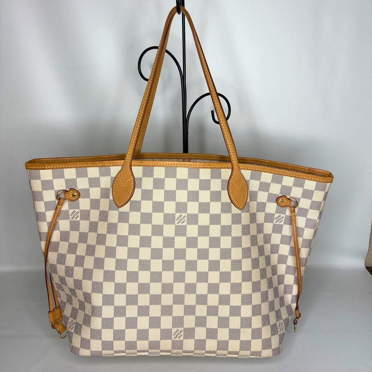 🔥sold🔥2019 Damier Ebene Neverfull MM 🌷Date code AR1169 🌷bright canvas  🌷bright hardware This is a great fall bag! There are corner rubs…