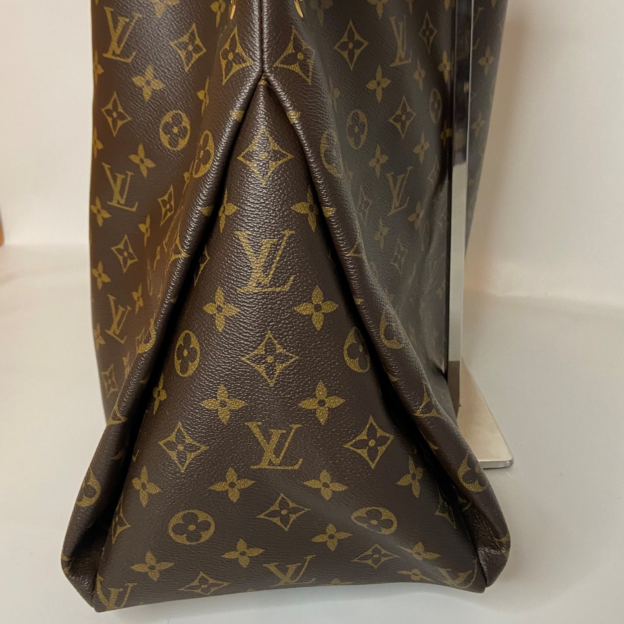 Louis Vuitton Artsy vs Neverfull: Which to Buy?