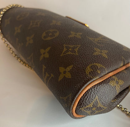 Eva Clutch Mono